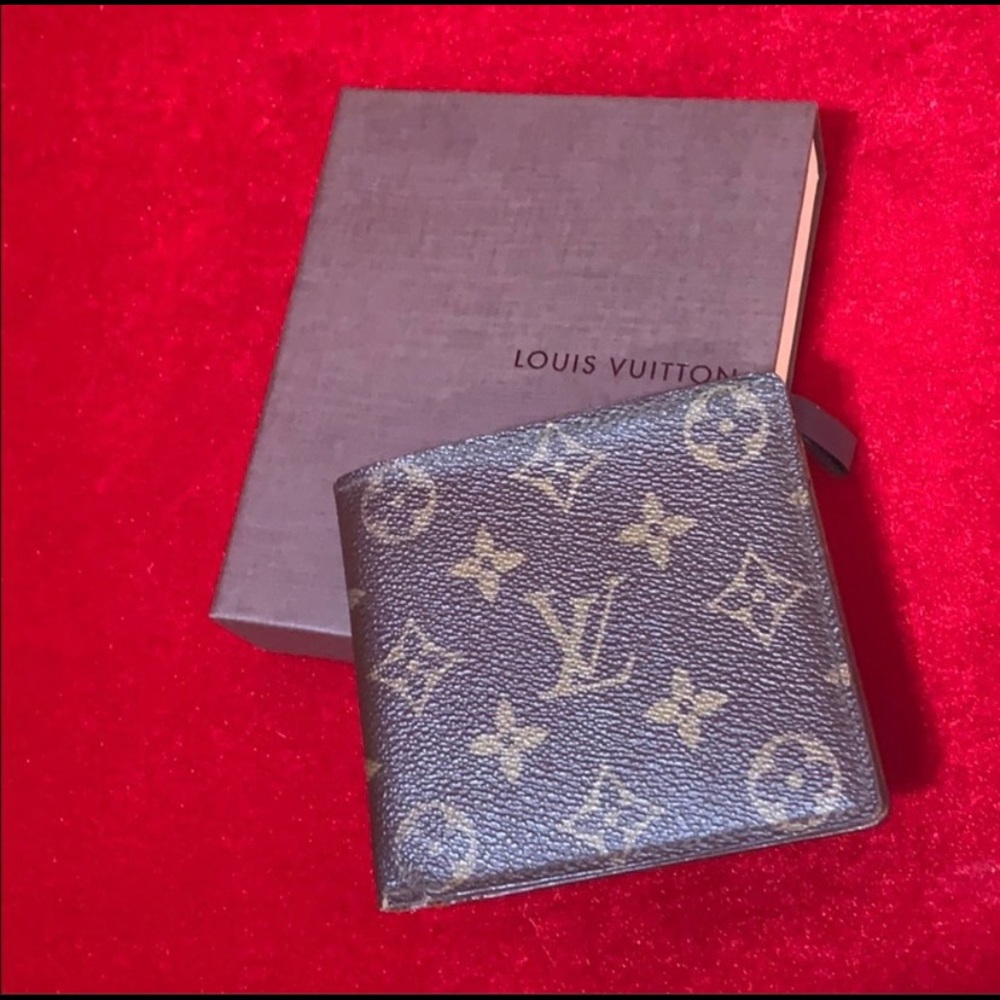 Authentic Louis Vuitton macro bifold wallet